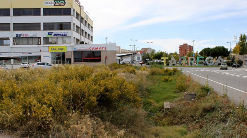 Segment de l'avinguda de Barcelona tocant a la plaça Riambau