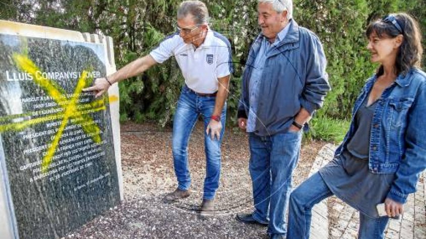 L’alcalde i dos regidors comprovant els danys causats