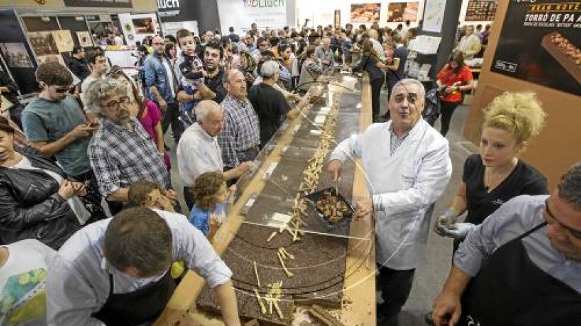 Imatge de la barra de torró de xocolata amb pa i oli que Torrons Vicens va oferir als visitants