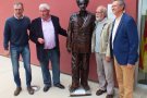 Un artista argentí dóna una estàtua de Companys al Tarròs