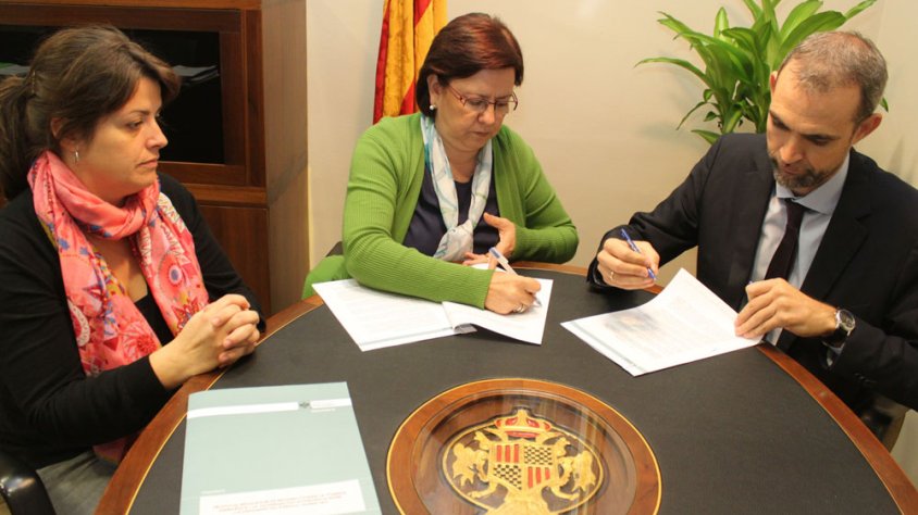 L’alcaldessa de Tàrrega, Rosa Maria Perelló, i el gerent de concessions de Sorea, David Gall, han signat l’acord amb la presència de la regidora d’Acció Social, Noèlia Soto