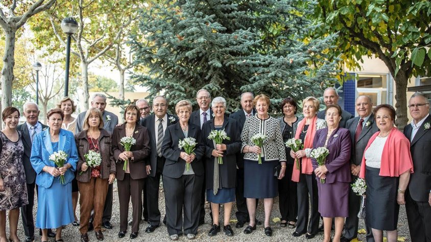 Foto de grup dels matrimonis que celebraren els 50 anys de casats
