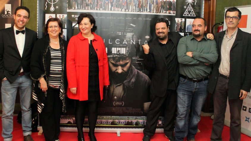 Els productors de ‘Vulcania’ amb el gerent del Circuit Urgellenc, l’alcaldessa de Tàrrega, el regidor de Cultura i el director del Galacticat