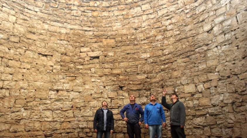 Els tècnics que duran a terme l'adequació amb l'arqueòleg municipal Oriol Saula al pou del gel