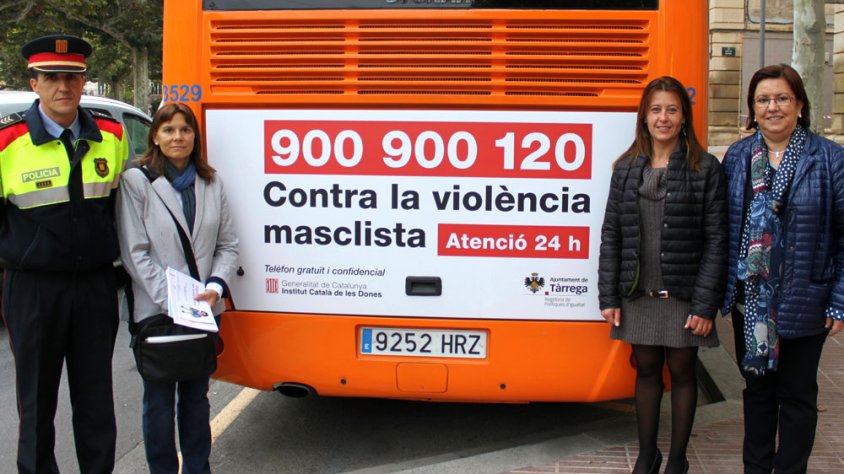Presentació del nou rètol al bus urbà municipal