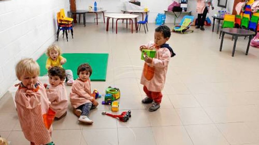 Nens de la llar d’infants Nins, ahir al pavelló, habilitat com a guarderia