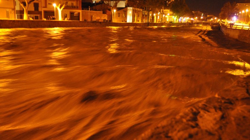 En aquesta imatge es pot observar la força amb què baixava l'aigua del riu a Tàrrega