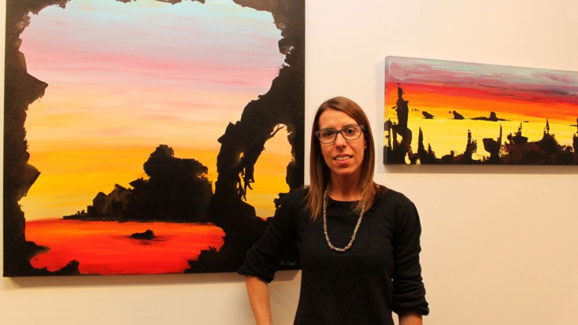 Eva Serès amb algunes de les obres de la mostra