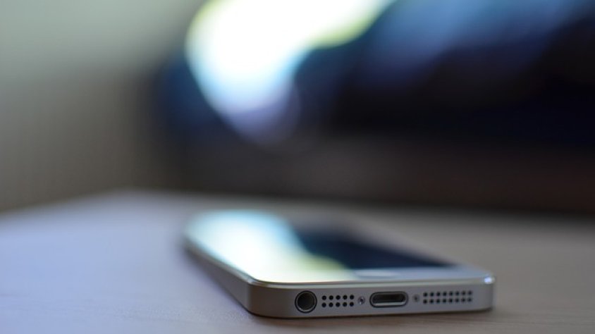 Un mòbil en una taula