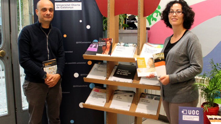 El regidor d’Ensenyament, Gabriel Lacambra, i la tècnica de l’Oficina Municipal d’Escolarització, Mar López, al nou punt de suport de la UOC a Tàrrega