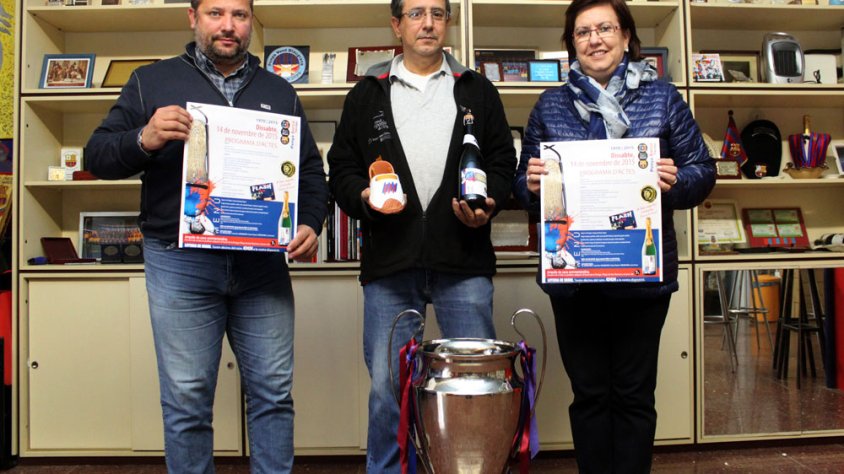 L’alcaldessa Rosa Maria Perelló i el regidor d’Esports, Silveri Caro, amb el president de la Penya Barça de Tàrrega, Josep Pont