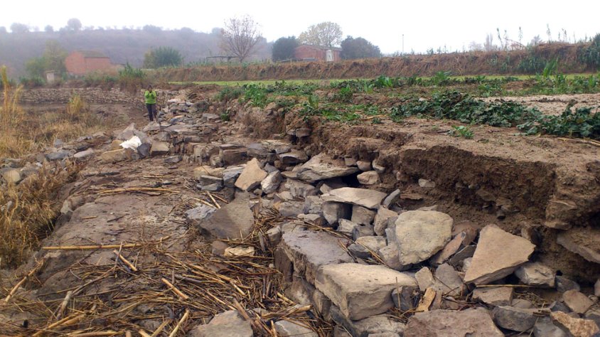 Mur esllavissat a la Via Verda entre Tàrrega i El Talladell