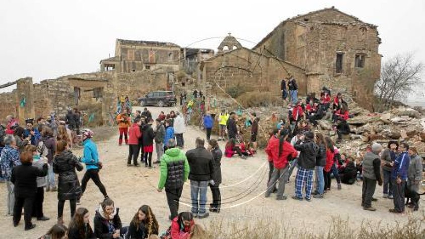Els participants de la mobilització davant el poble abandonat de Conill