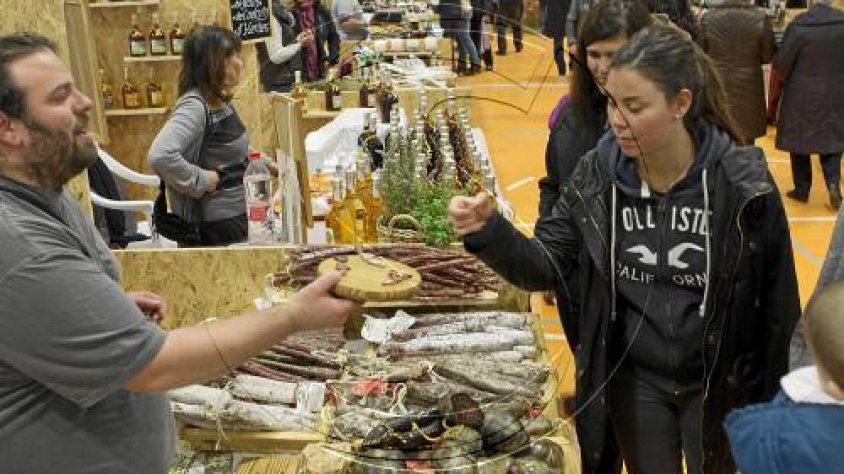 Visitants davant un dels estands de la fira