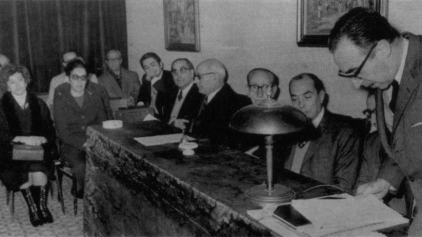 Josep Saurina llegint la memòria d'activitats del Centre Comarcal de Cultura (1970)