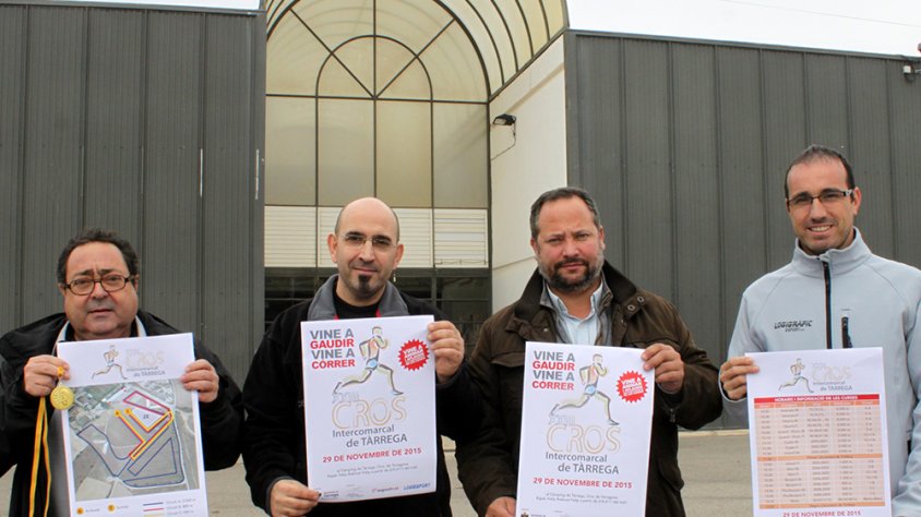 Silveri Caro, regidor d’Esports; Josep Maria Molina, representant del Consell Esportiu de l’Urgell; Antoni Romeo, tècnic d’Esports de Tàrrega; i Txema Giné, de Logiesport, amb el cartell del 23è Cros Intercomarcal de Tàrrega