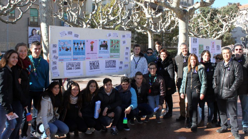 Enganxada de cartells contra l'assetjament sexual i la violència masclista