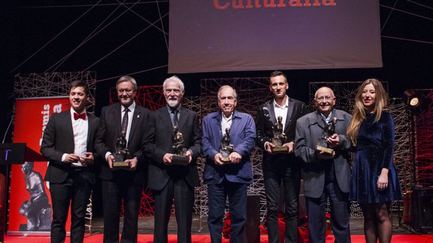 Els premiats amb el guardó a les mans acompanyats dels presentadors de la gala
