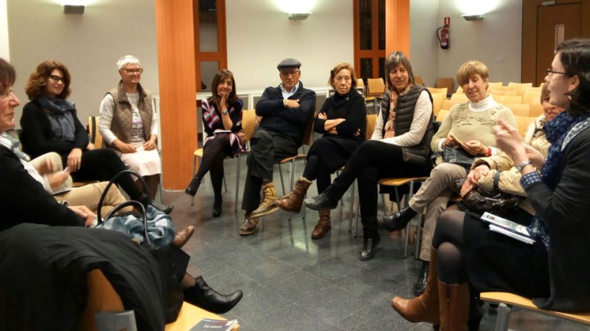 Reunió del club de lectura a la Biblioteca de Tàrrega