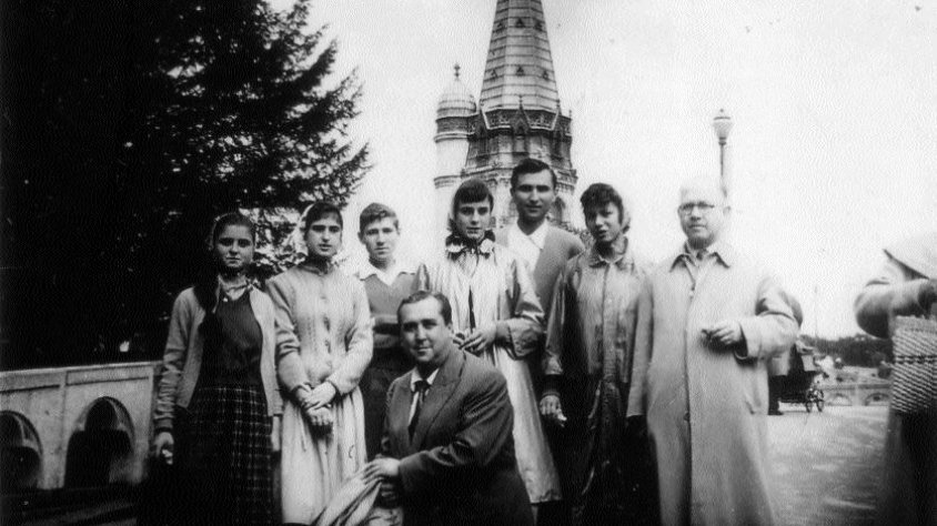 A la dreta, el director Francesc Camps; sota, al centre, el president de l'Orfeó, Castellà  Formiguera, acompanyats de joves cantaires a Lorda (1958)