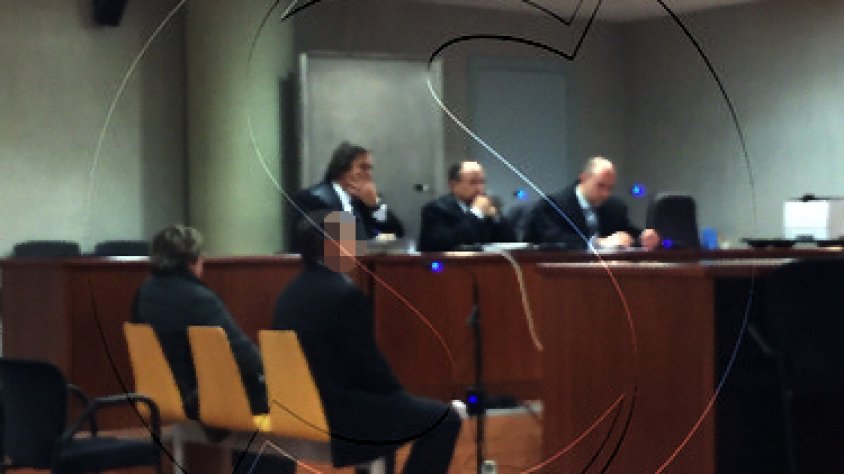 L'acusada asseguda al banc dels acusats, a l'esquerra