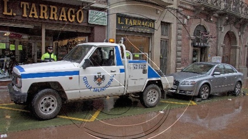 La grua retira un vehicle a Tàrrega