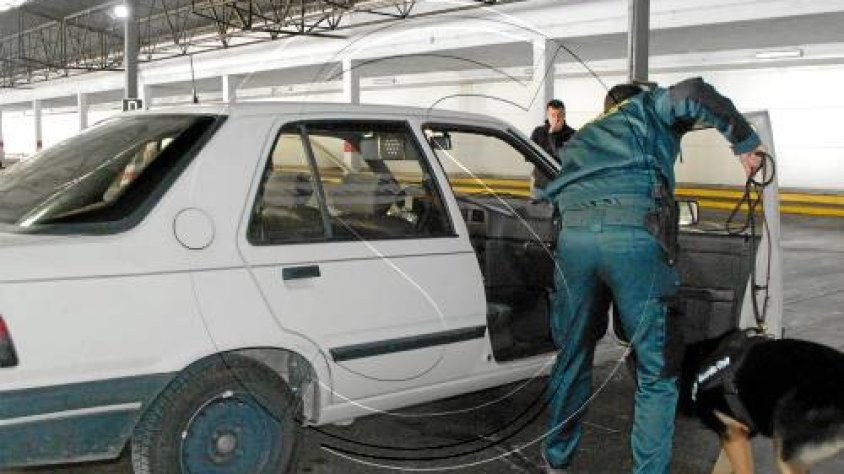 Una inspecció d'un vehicle a la recerca de tabac de contraban