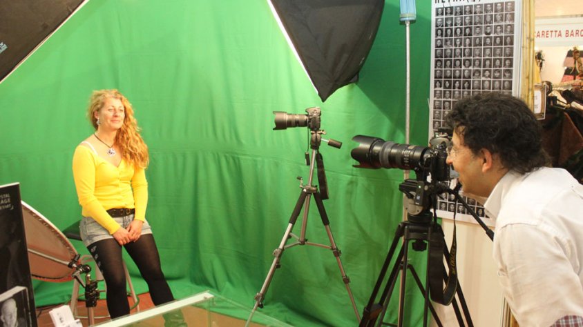 El fotògraf Jaume Solé treballant durant la Fira