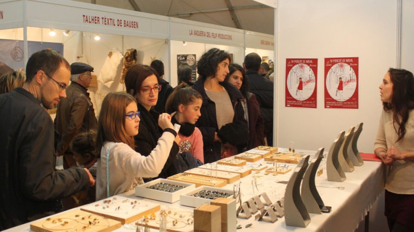 Visitants de la Fira aturats en un dels estands