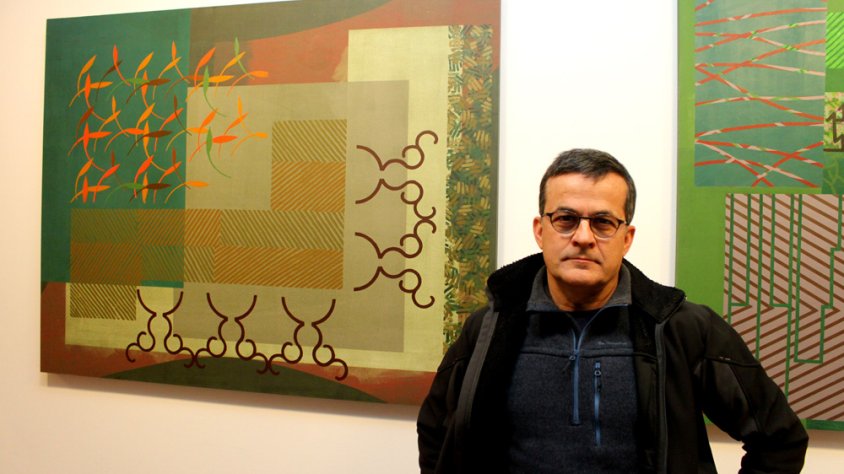 Javier Lozano davant una de les seves obres