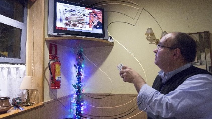 L'amo d'un bar d'Agramunt comprova el senyal de televisió