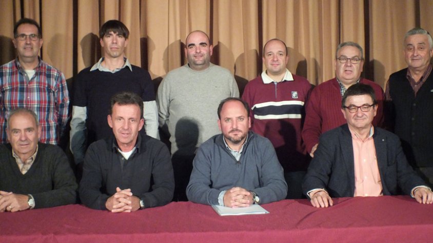 Gerard Caro, assegut el segon per la dreta, al costat de la resta de directius