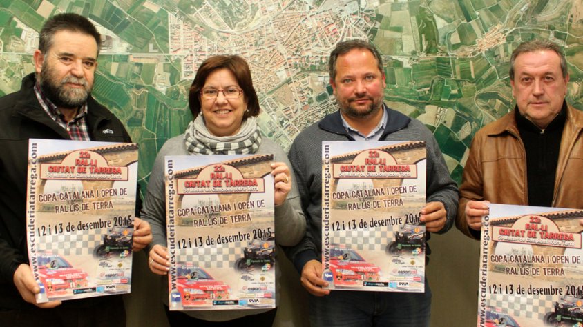 ’alcaldessa de Tàrrega, Rosa Maria Perelló, amb el regidor d’Esports, Silveri Caro, i els dos portaveus del Club Escuderia Tàrrega, Joaquim Galindo i Ramon Gómez