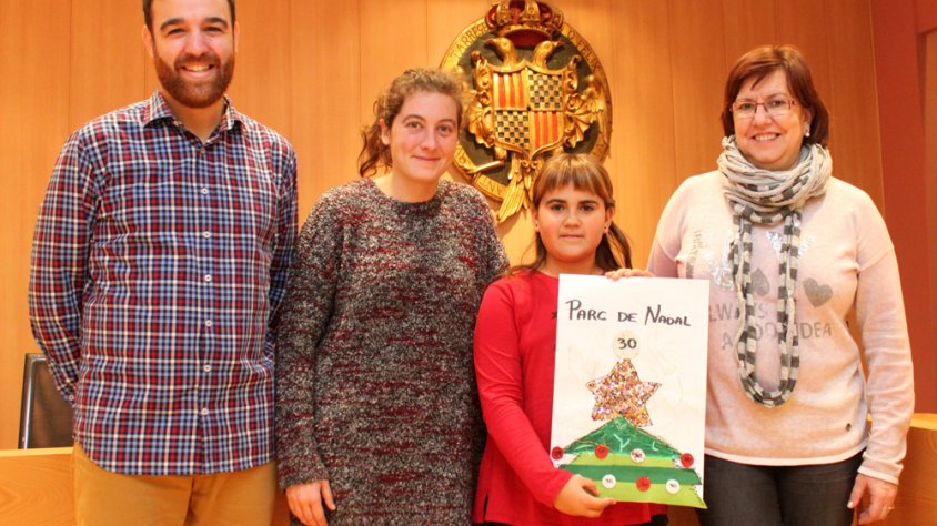 Núria Caus, guanyadora del concurs, exhibeix el seu disseny