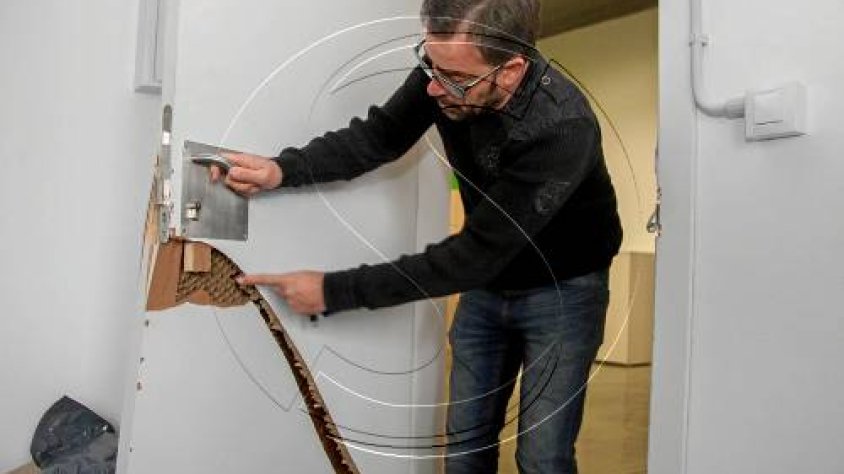 Jesús Vilamajó d'Intersecció mostra les destrosses en una porta del viver