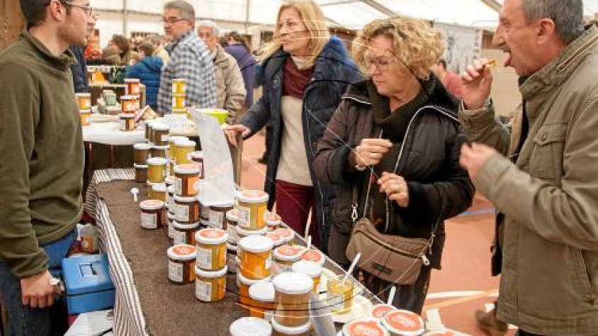 El mercat va omplir el pavelló polivalent de productes de proximitat lleidatans
