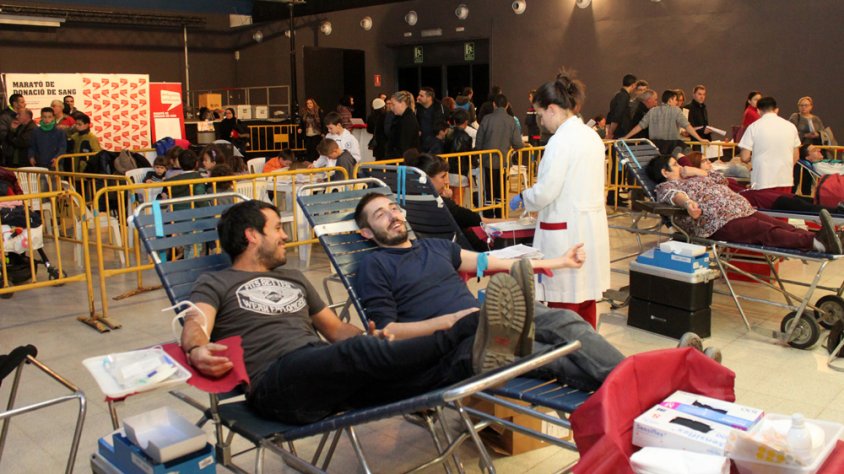 Dos joves mentre donaven sang