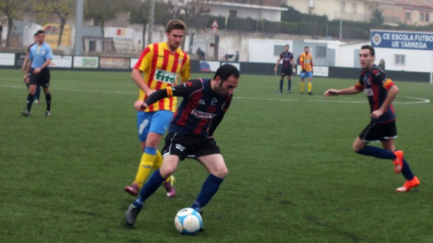 Un moment del derbi contra el Bellpuig