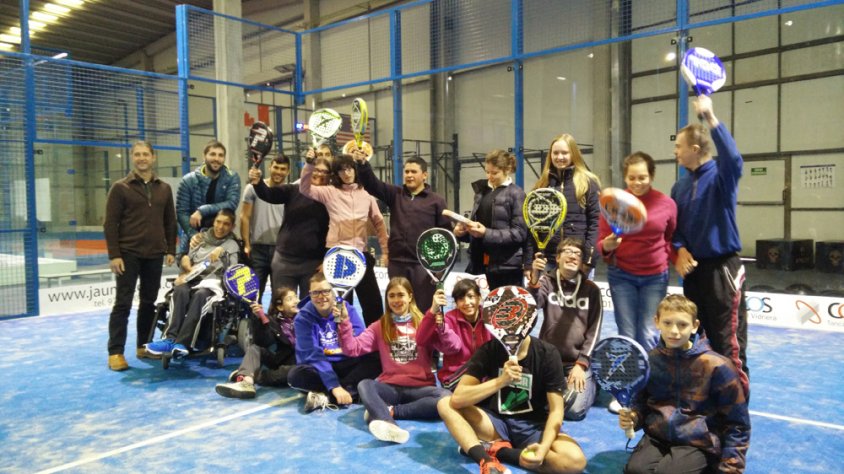 Antoni Raya, responsable de Espai Esports SL, Toni Domingo, responsable de lleure de l'Associació Alba i un grup de nois i noies de l'Escola Alba de Tàrrega