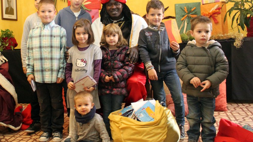 Alguns dels infants que ahir van lliurar la carta al patge