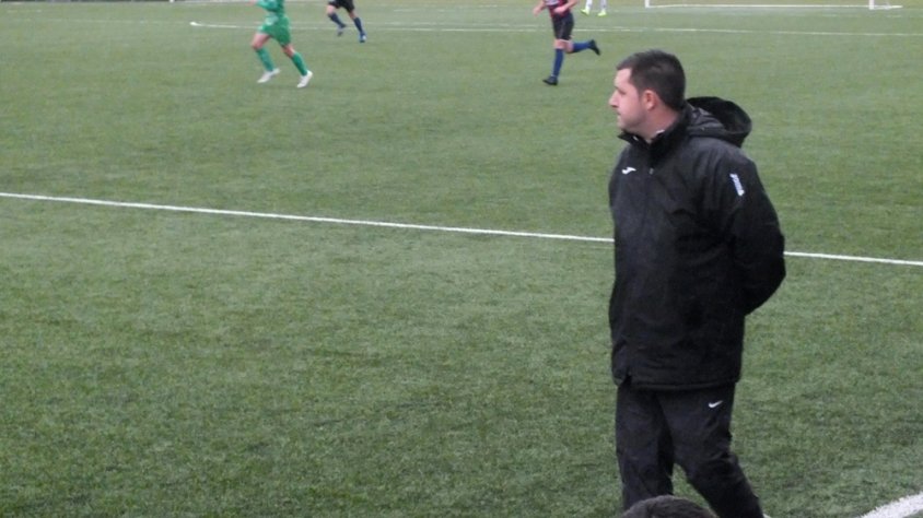 Oliveres dirigint els jugadors blaugranes en el seu primer partit a la banqueta targarina