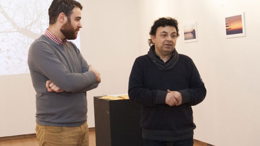 El fotògraf Jaume Solé acompanyat per Raül Palacios en la inauguració de la mostra