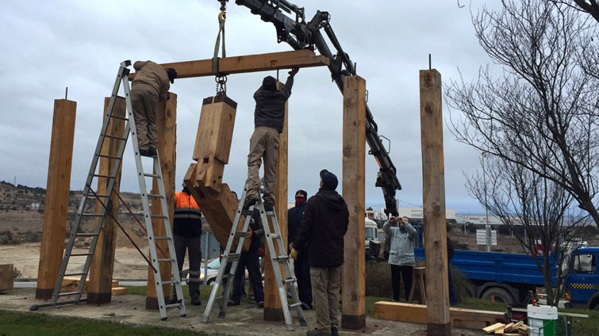Treballs d’instal·lació de l’escultura restaurada