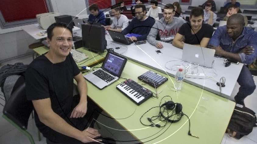 El DJ mollerussenc durant la seva classe a Tàrrega