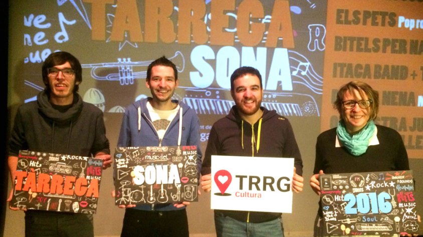 El regidor de Cultura, Raül Palacios, ha presentat el Tàrrega Sona 2016 acompanyat de la tècnica Teresa Garcia i dos dels components de La Terrasseta de Preixens