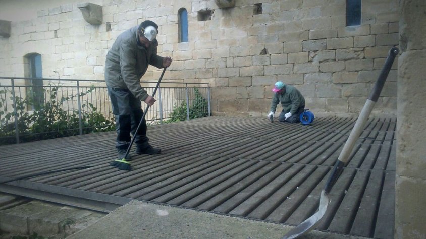 Dos dels treballadors que s'han contractat fent la seva feina