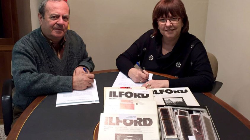 Signatura del document de donació amb l’alcaldessa de Tàrrega, Rosa Maria Perelló, i el periodista Albert Pont