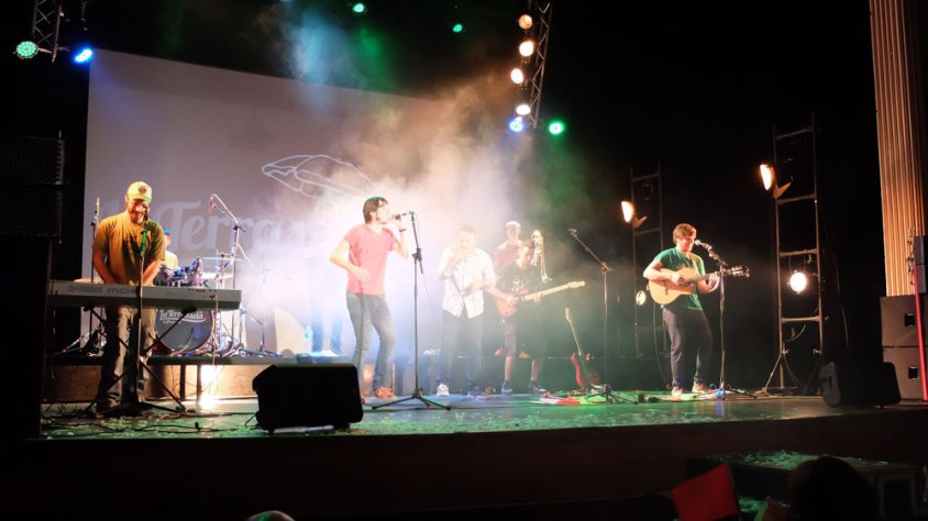 El cantautor targarí Carlitos Miñarro va interpretar un parell de peces durant el concert