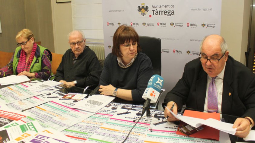 L’alcaldessa de Tàrrega, Rosa Maria Perelló, i la presidenta del Grup de Teatre BAT, Teresa Robert, han presentat avui el certamen acompanyades d’altres membres de l’entitat escènica