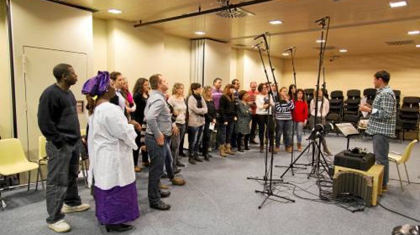 Pares i mares d'Agramunt gravant a l'estudi de l'escola de música L'Intèrpret